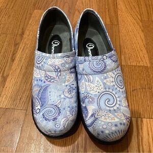6.5 OHMM clogs. Great for nurses or someone who works in a kitchen or restaurant